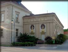 Büstenwand Hofhaus